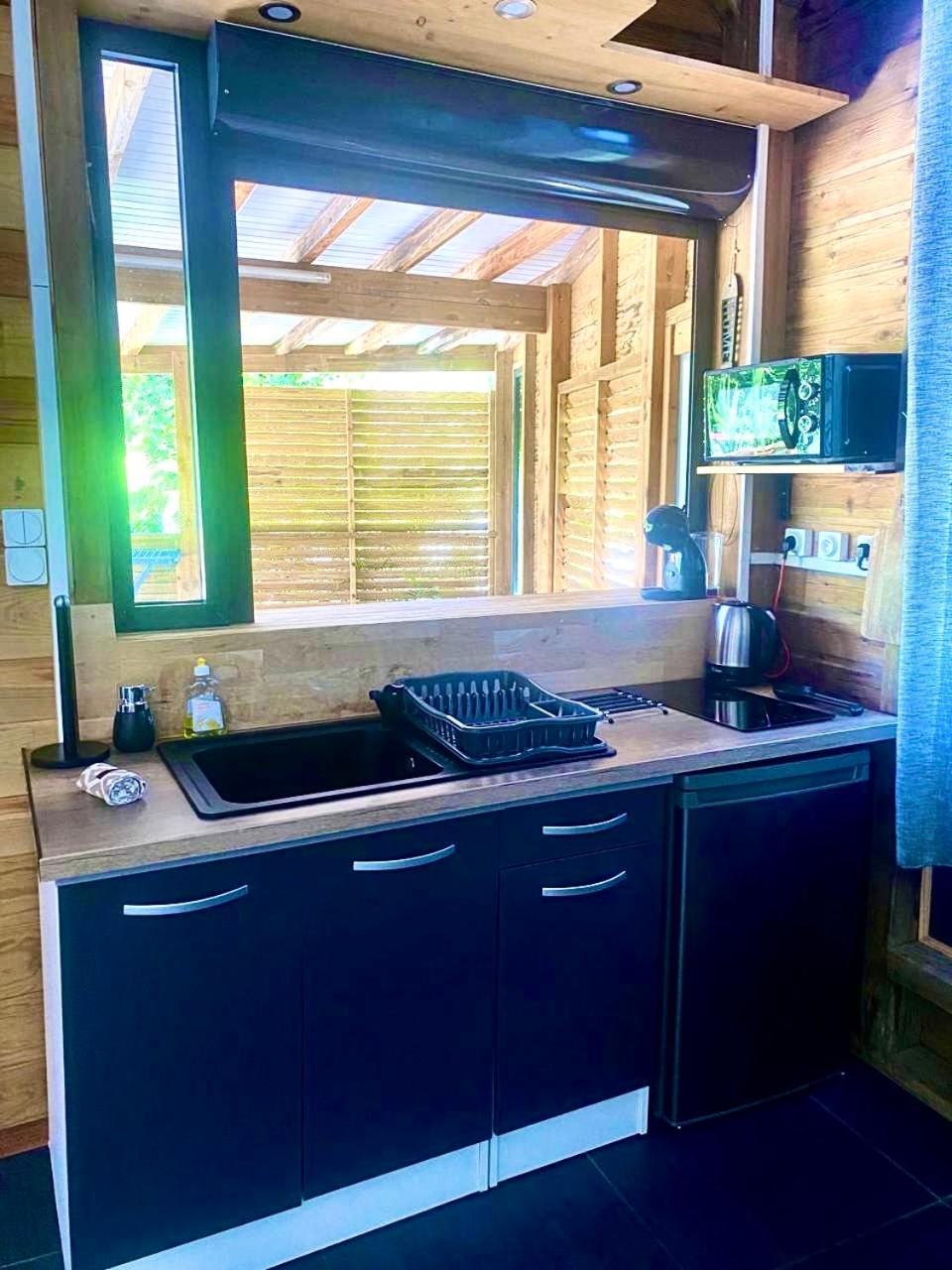 Charmant Bungalow Tout Confort Climatise - Terrasse Et Acces Plage ! Deshaies Eksteriør billede